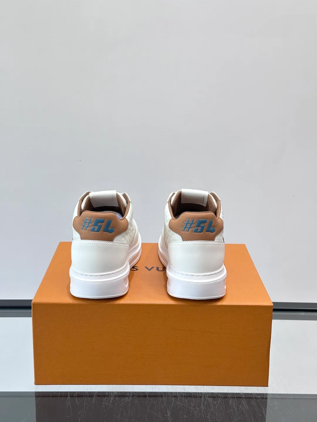 Men's shoes 💰p400 "＊OUIS ＊UITTO＊" Men's sports shoes, grained cow leather are low-key and recognizable. The rubber sole is thick and lightweight, the padded insole + technical lining make it super comfortable to wear! The main color with brown details is versatile and fashionable, and can be worn for daily leisure or business ~ LV embossing on the side of the shoe + brand logo on the sole, perfect details! size: 38-44 (45 customized)
